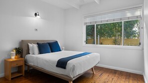4 bedrooms, desk, free WiFi, bed sheets