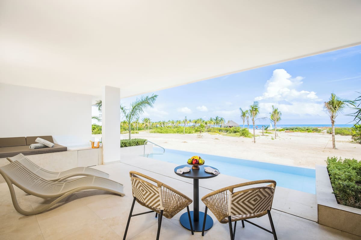 Mirage Club Swim Up Suite Oceanfront (Outdoor Jacuzzi) | 1 ห้องนอน, เตียงพร้อมฟูกเสริมที่นอน, โต๊ะทำงาน
