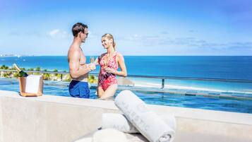 Mirage Club Plunge Pool Suite Oceanfront | 1 chambre, surmatelas, ameublement personnalisé, bureau