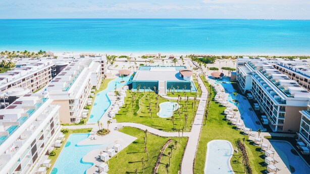 Un complexe hôtelier doté de plusieurs piscines, d’une plage et offrant une vue sur l’océan.