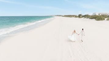 Playa privada, playa de arena blanca y camas de playa gratuitas