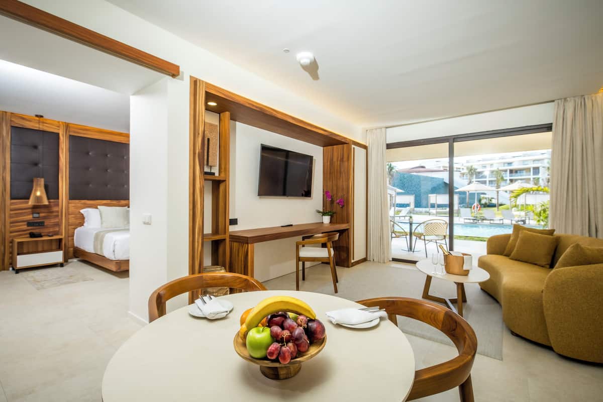 Mirage Club Swim-Up Suite (Outdoor Jacuzzi) | 1 ห้องนอน, เตียงพร้อมฟูกเสริมที่นอน, โต๊ะทำงาน