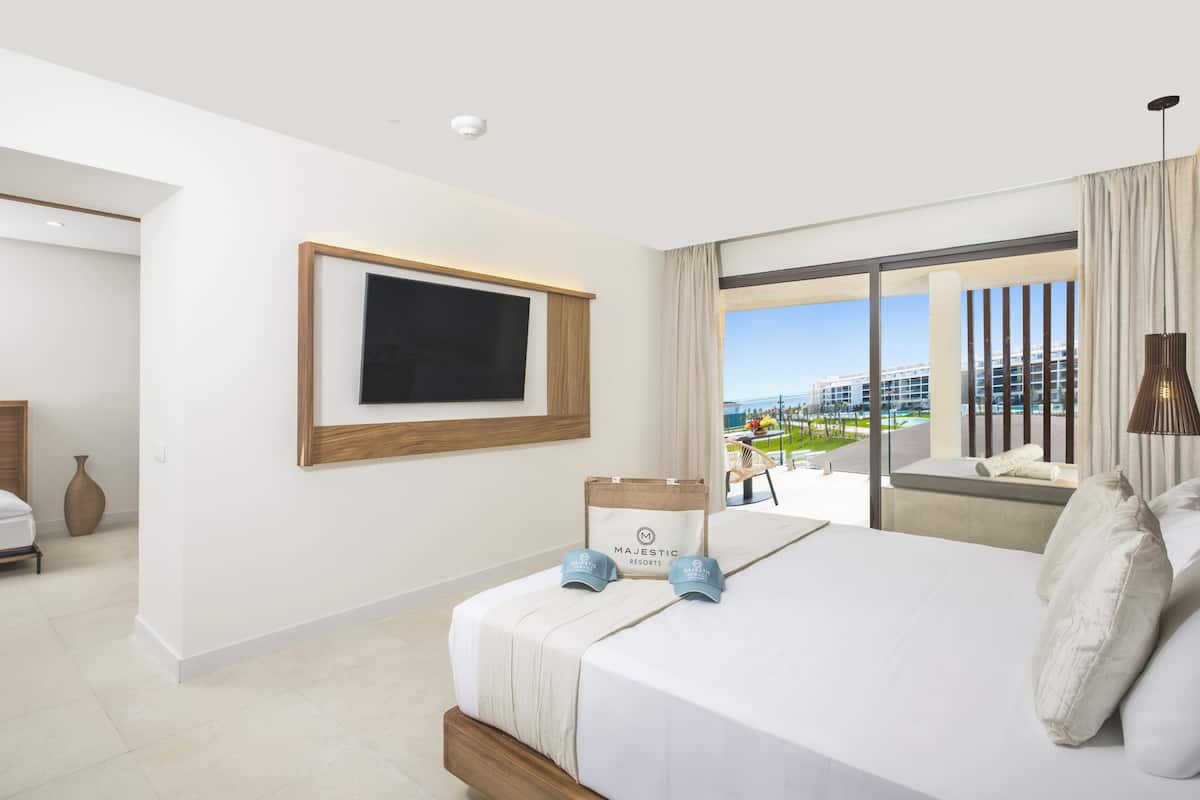 Family Club One Bedroom Suite (Outdoor Jacuzzi) | 1 ห้องนอน, เตียงพร้อมฟูกเสริมที่นอน, โต๊ะทำงาน