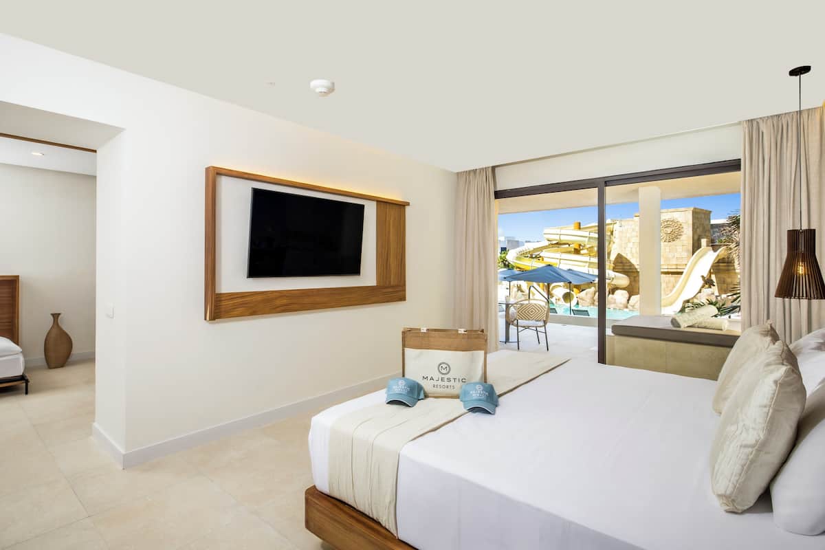 Family Club Swim-Up Suite (Outdoor Jacuzzi) | 1 ห้องนอน, เตียงพร้อมฟูกเสริมที่นอน, โต๊ะทำงาน