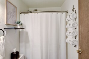Secadora de cabello, toallas, papel de baño