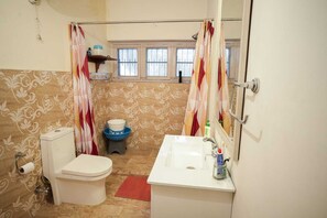 Towels, soap, shampoo, toilet paper - Majha House (Amritsar)