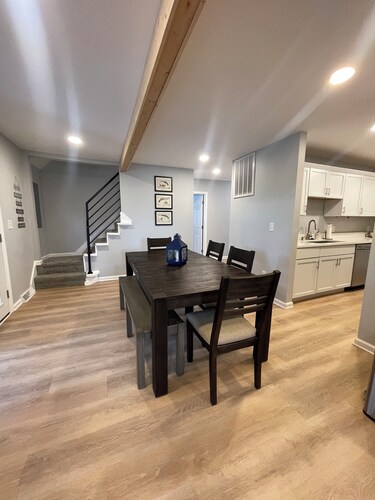 Retreat to the Lake – Spacious 4BR Near The Moors Marina