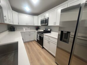 Microondas, horno, placa de cocina, lavavajillas