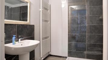 Een douche, een haardroger, een bidet, handdoeken