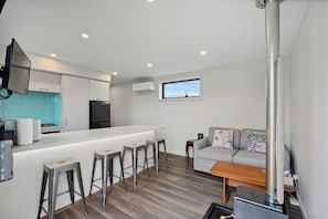 TV - Alex Vineyard - Alexandra Holiday Home (Alexandra)