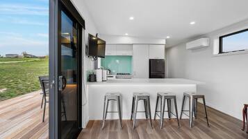 Kühlschrank, Mikrowelle, Geschirrspüler, Toaster