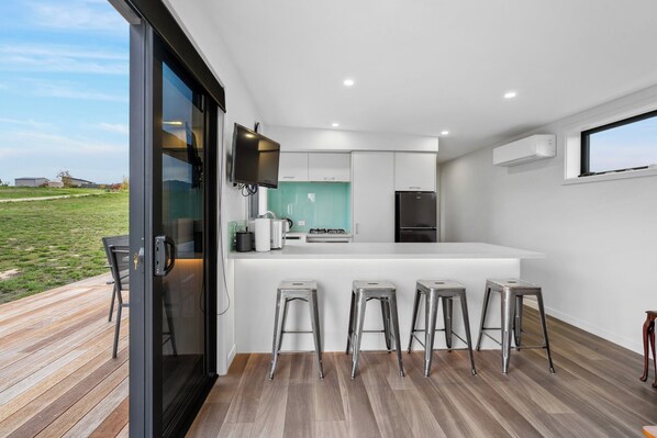 Kjøleskap, mikrobølgeovn, oppvaskmaskin og brødrister