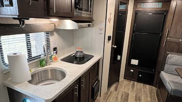 Refrigerador, microondas, parrilla de estufa y cafetera y tetera