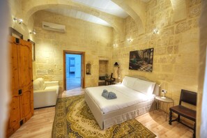 4 bedrooms, iron/ironing board, free WiFi, bed sheets - Magestic palazzo, jacuzzi on roof terrace GOVAL-3 (Valletta)