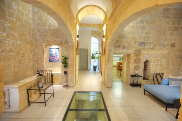 Interior - Magestic palazzo, jacuzzi on roof terrace GOVAL-3 (Valletta)