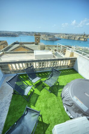 Property grounds - Magestic palazzo, jacuzzi on roof terrace GOVAL-3 (Valletta)