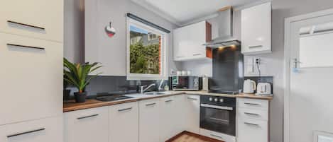 Refrigerador, microondas, tostadora y utensilios de cocina
