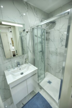 Shower, hair dryer, towels