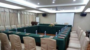 A conference room with a long table, chairs, and a projector screen. - Vienna Hotel Shenzhen Fuyong Xintian (Shenzhen)