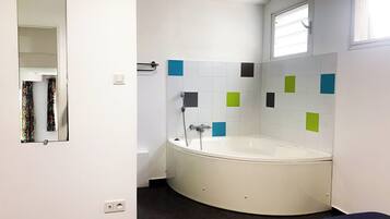 Chuveiro, toalhas de banho, sabonete, papel higiênico