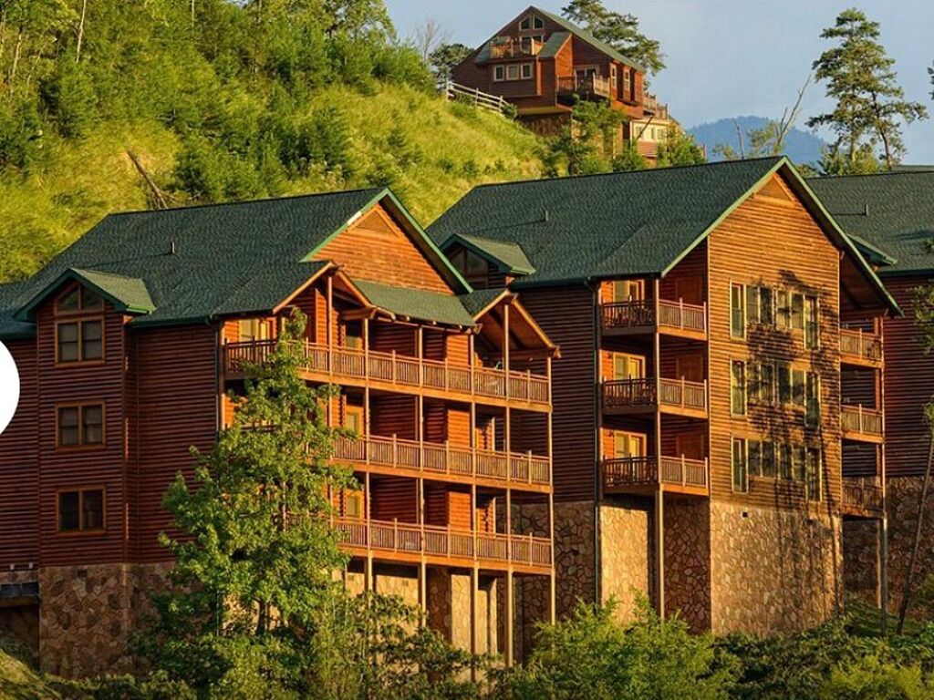 Ett hotell i stil med en timmerstuga, med flera balkonger och en grund av sten.