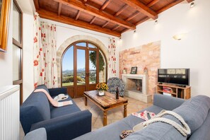 Una televisión, una chimenea