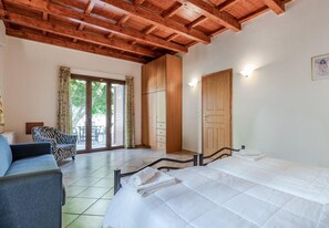 3 chambres, fer et planche à repasser, Wi-Fi, draps fournis