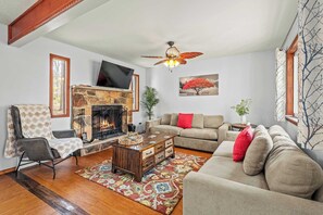 House (3 Bedrooms) | Front of property - Stylish Renovated Home Open Layout, Coffee Bar + Near Hiking & Waterfalls (East Stroudsburg)