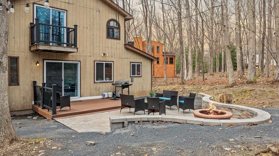Stylish Renovated Home Open Layout, Coffee Bar + Near Hiking & Waterfalls