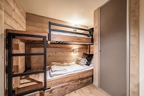 4 habitaciones, tabla de planchar con plancha, wifi y ropa de cama