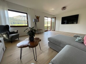Smart TV - Moderne grosszügige Wohnung "Tal und Tanne" mit Blick ins Tal und auf die Berge. (Baiersbronn)