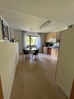 Dining - Moderne grosszügige Wohnung "Tal und Tanne" mit Blick ins Tal und auf die Berge. (Baiersbronn)
