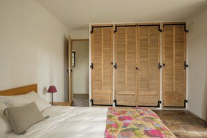 6 bedrooms, iron/ironing board, WiFi, bed sheets