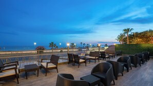 A terrace with wicker furniture and a view of the sea. - Sun Heaven Queen (Alanya)