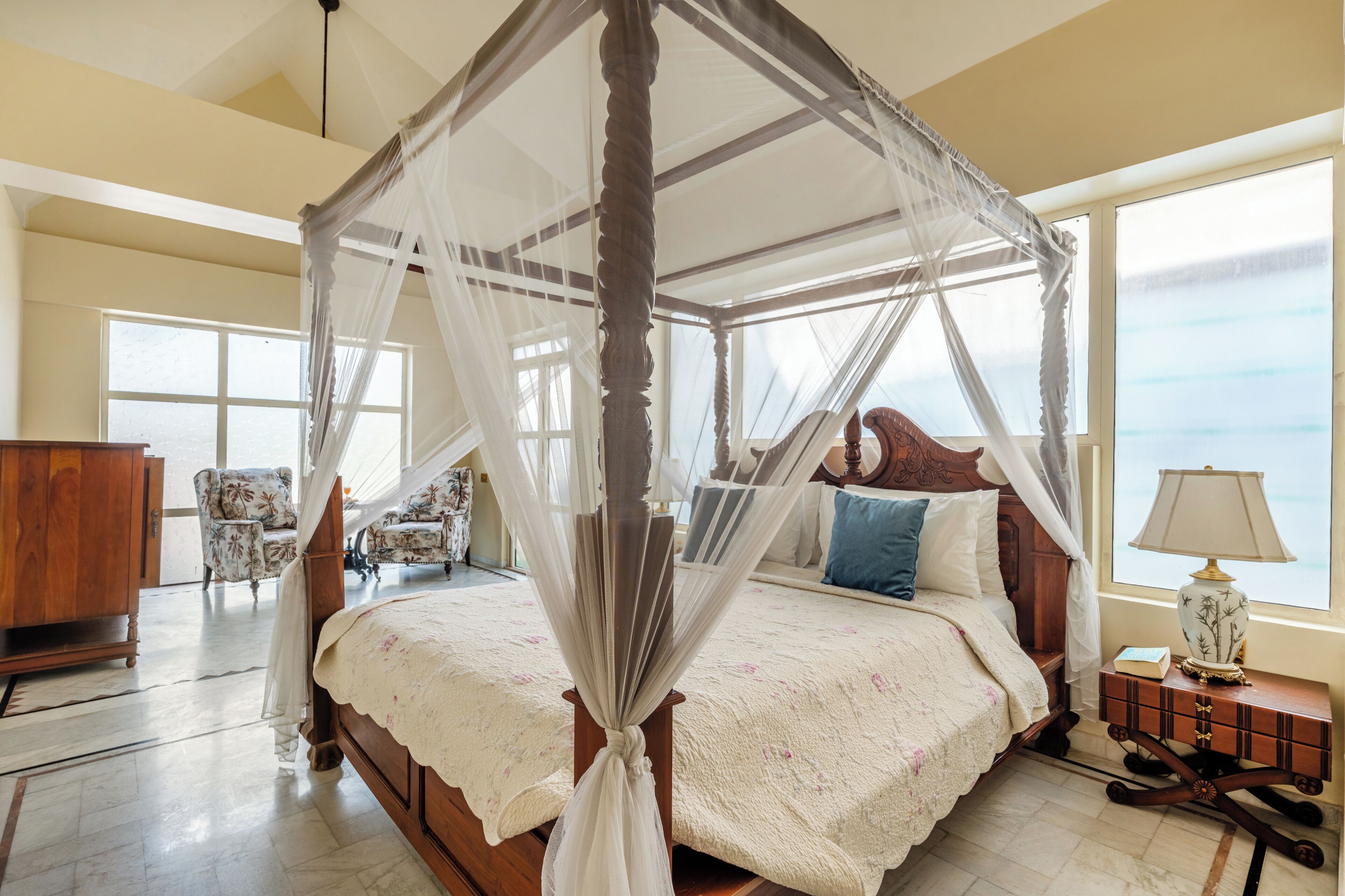 Habitación, 1 cama King size, vista al jardín | Caja de seguridad en la habitación, escritorio y insonorización 