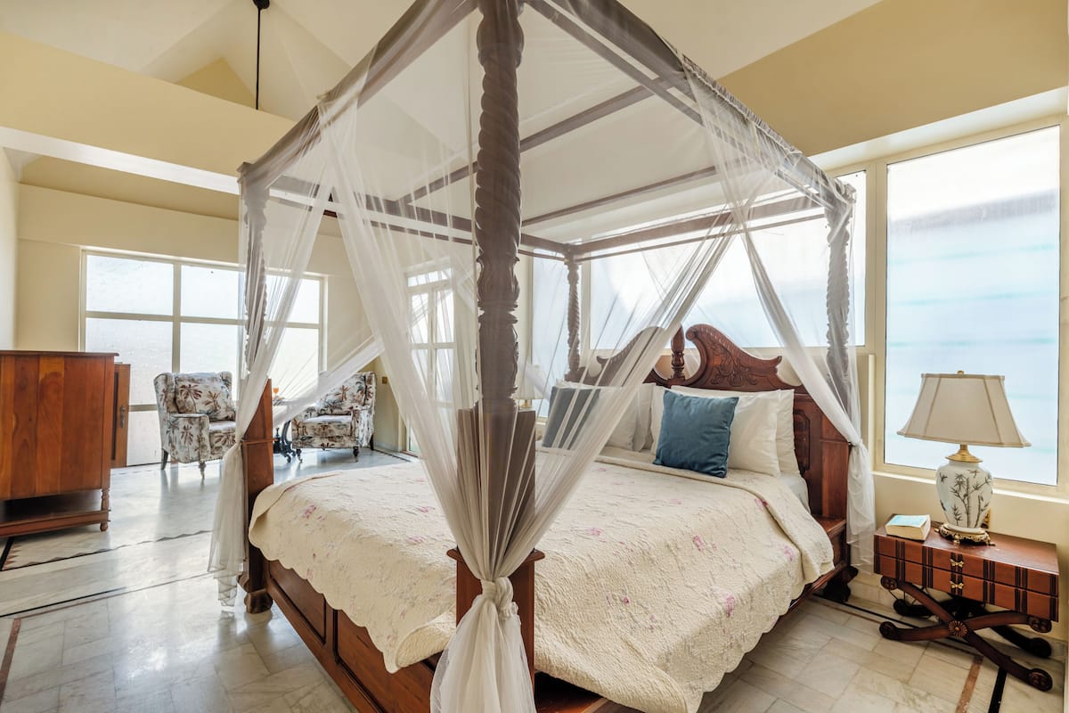 Chambre, 1 trĂšs grand lit, vue sur le jardin | Coffre-fort, bureau, systĂšme dâinsonorisation, fer et planche Ă repasser