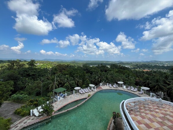 Outdoor pool, pool umbrellas, sun loungers - Munjoh Island House Suites and Spa (Ferrurgunj)