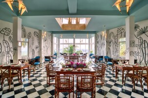 Desayuno buffet diario (INR 500 por persona)