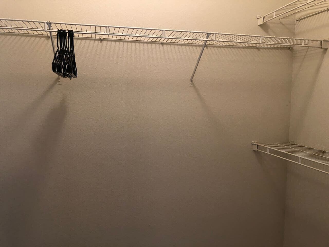 Et skab med metalkasser og bøjlestang.