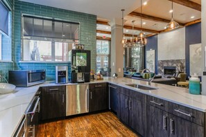 Fridge, microwave, oven, stovetop - Central Furnished 2b/2b Apt by the HTX Med Center (Houston)