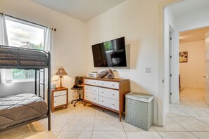 3 bedrooms, iron/ironing board, Internet, bed sheets - Pet-Friendly Home w/ Fenced Yard in Fort Myers! (Fort Myers)