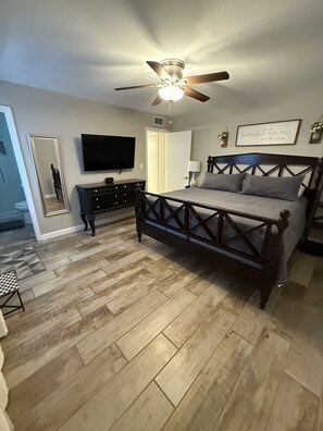 3 slaapkamers, een bureau, een strijkplank/strijkijzer, reisbedje