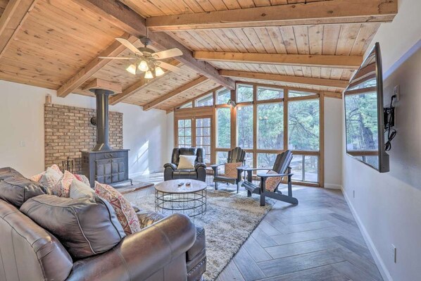 Smart TV, fireplace, video games, DVD player - Troxler Pines Retreat, Arcade/BBQ/Fireplace! (Flagstaff)