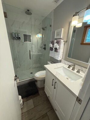 Een douche, een haardroger, handdoeken, zeep