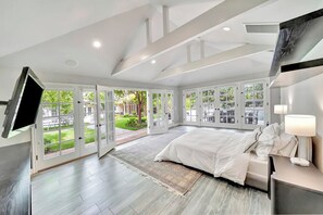 5 bedrooms, iron/ironing board, WiFi, bed sheets