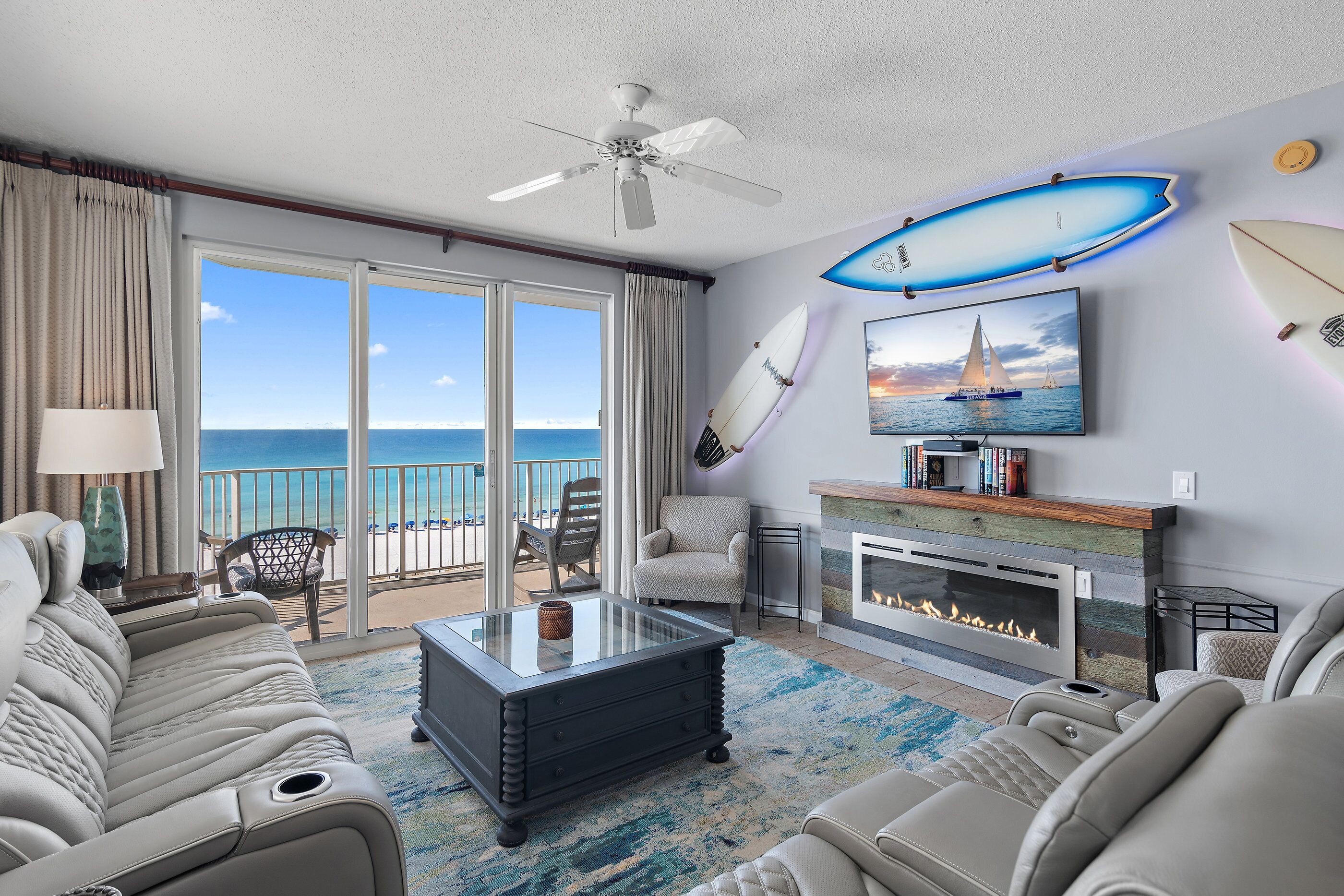 Smart-TV, peis, DVD-spiller og bøker