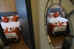 A hotel room with a bed, a nightstand, and a mirror. - La Vitinre (Istanbul)