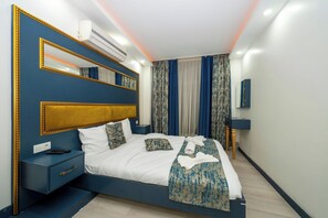Unclassified image, 3 of 53, button - La Vitinre (Istanbul)