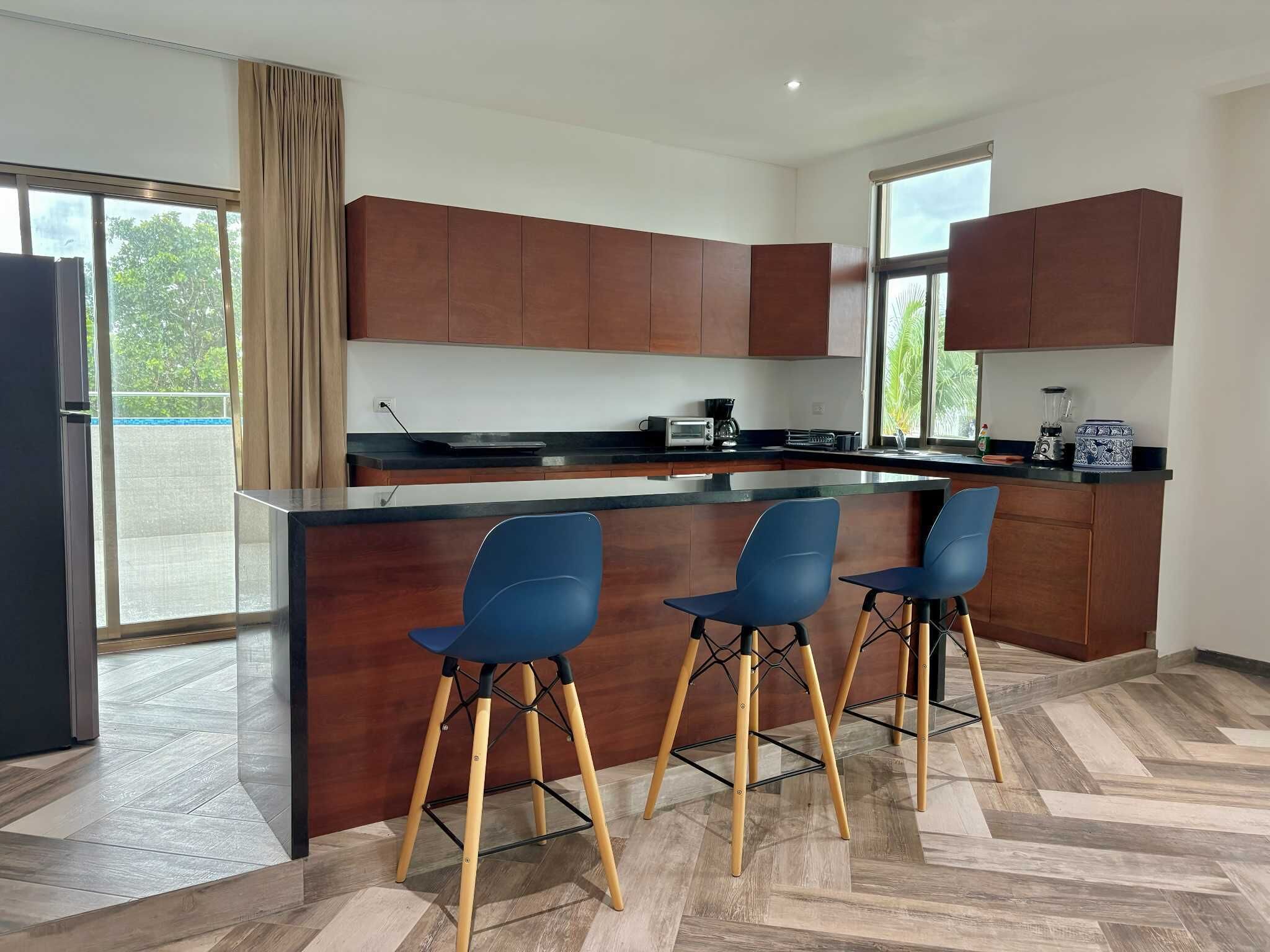 Estudio superior | Decoración personalizada, muebles diferentes y cortinas blackout 