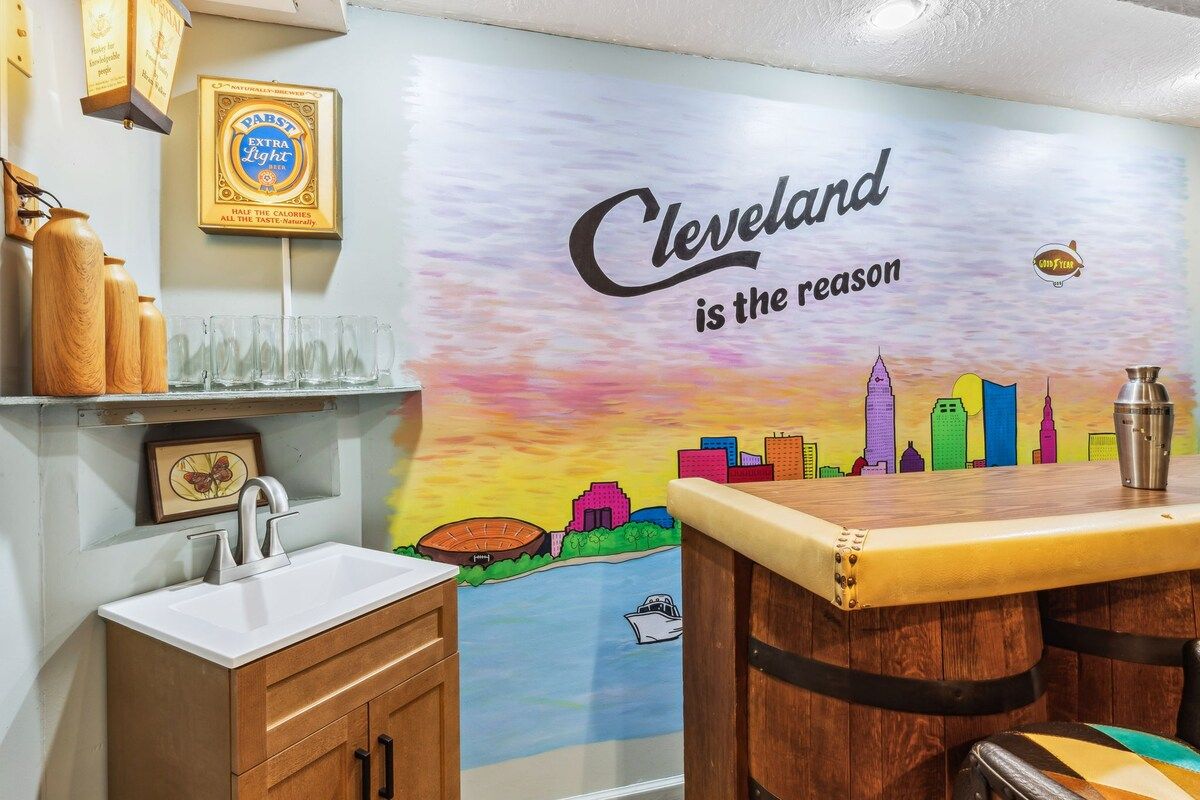 Un espace bar agrémenté d’une fresque représentant le profil d’une ville et du texte suivant : « Cleveland, c’est ce qui compte. »